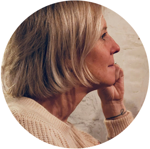 Leerkracht en leerling in de klas